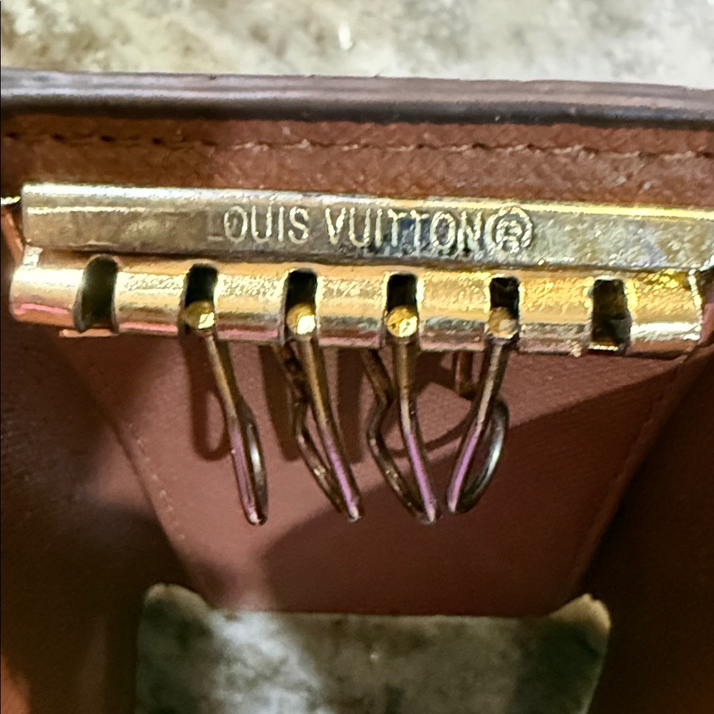 Louis Vuitton Classic Monogram Key Holder - Picture 4 of 12